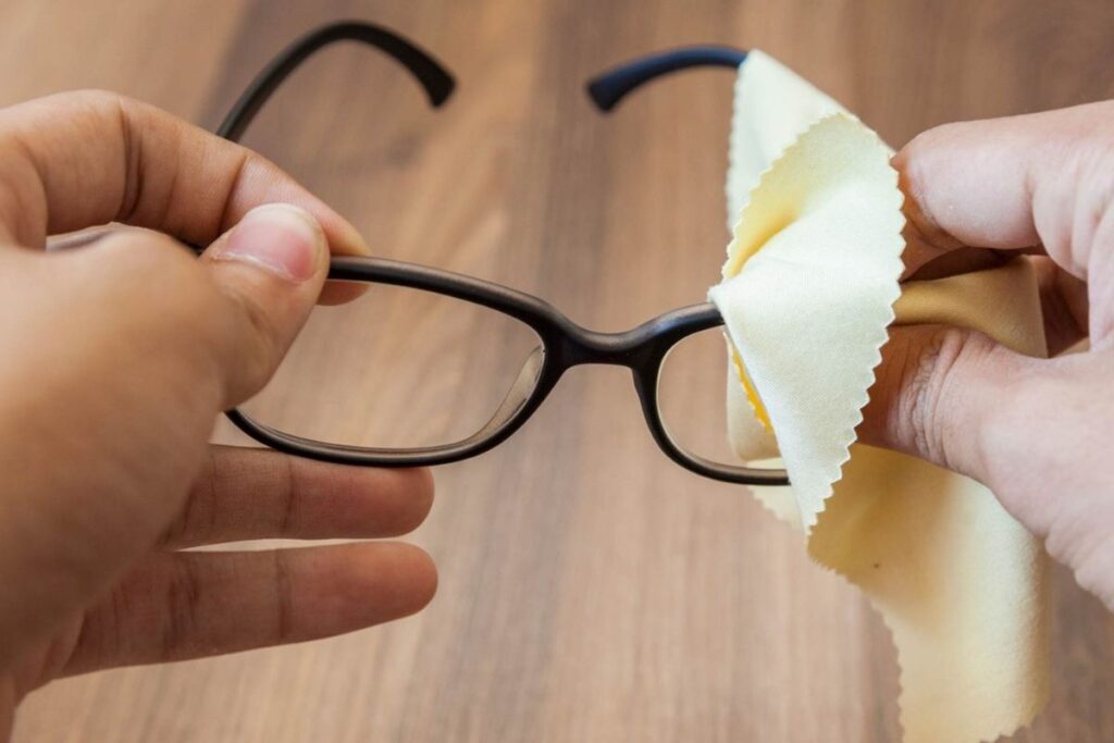 5 formas efectivas de atenuar los arañazos en las gafas