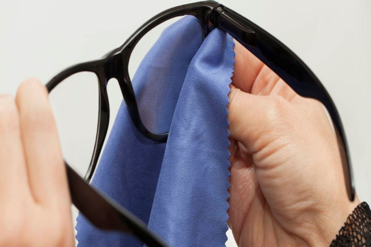 Cómo limpiar gafas de forma adecuada