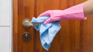 Cómo desinfectar las manillas de puertas y ventanas